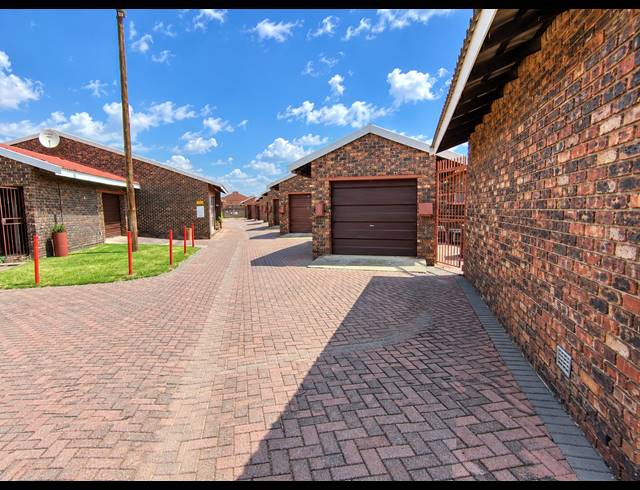 2 BEDROOM TOWNHOUSE FOR SALE IN THREE RIVERS